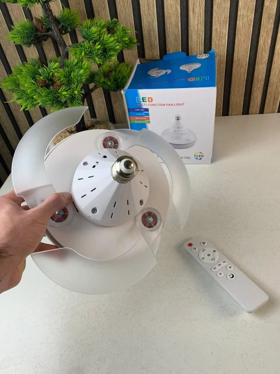 Ventilateur de plafond rétractable avec lumière réglable et télécommande 4