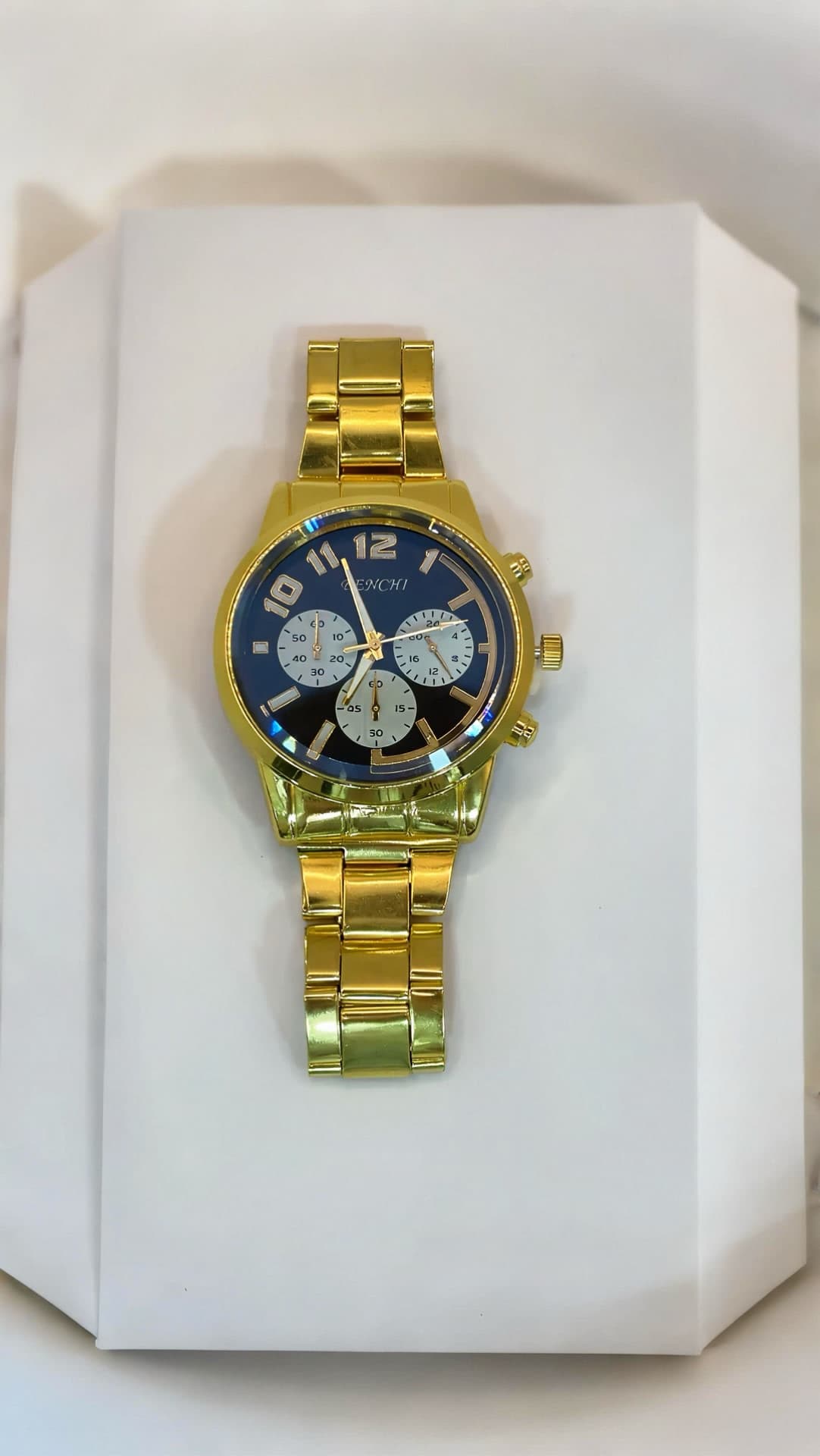 ⌚✨ ساعة أنيقة بلون ذهبي فاخر