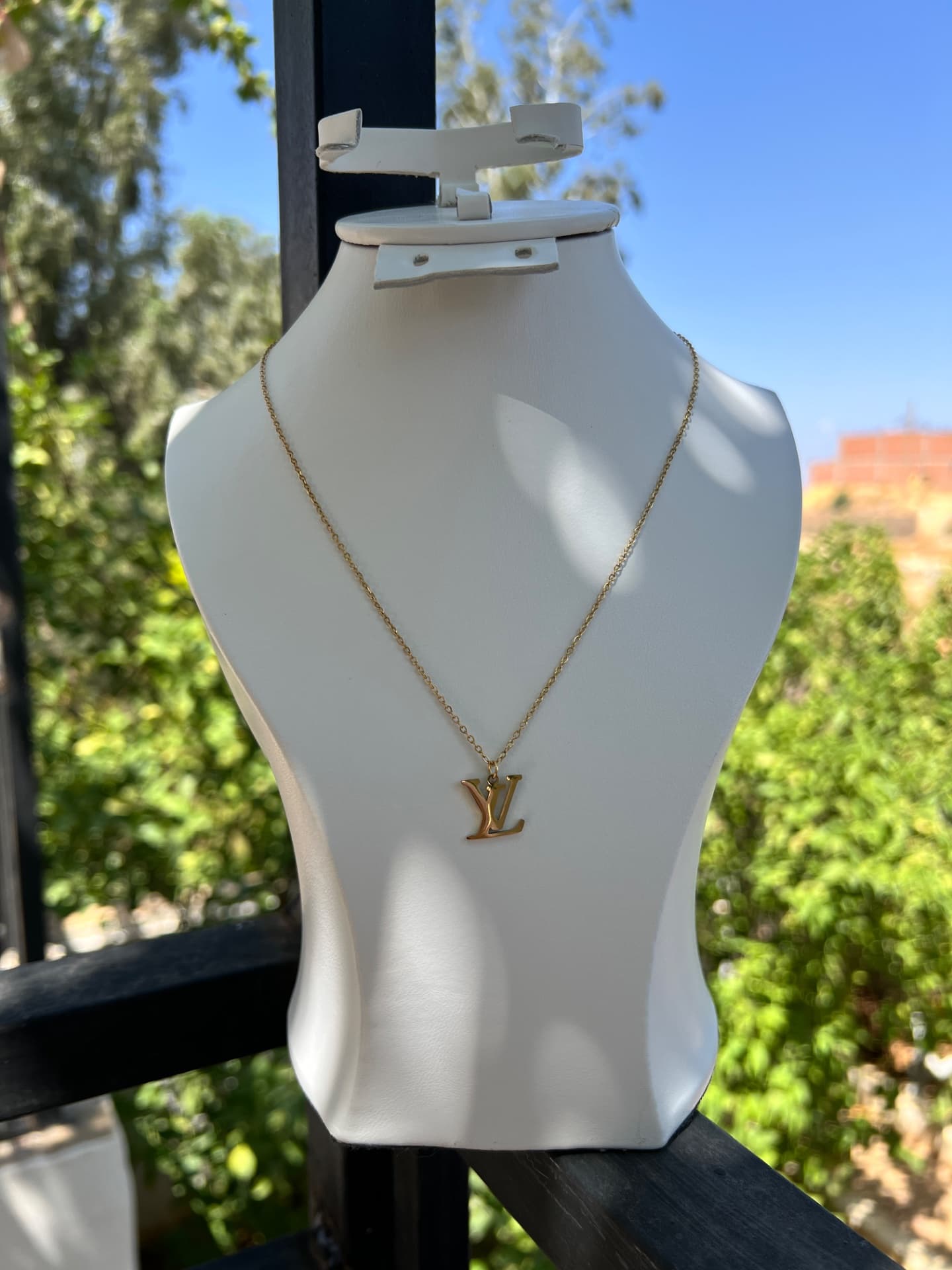 Collier L.V