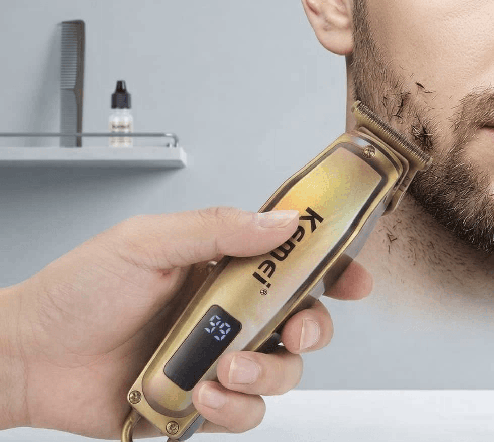 ماكينة حلاقة شعر ورأس ذهبية احترافية من كيمي Kemei - مع شاشة LED وأمشاط تحديد